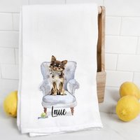 Benutzerdefiniertes Chihuahua Mehlsack Handtuch, Geschirrtuch, Hundemama, Hundepapa, Personalisierter Name, Aquarell Haustierportrait von Preppypineapplehome