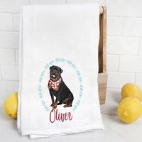 Rottweiler Mehlsack Handtuch, Hundemama, Hundepapa, Personalisierter Name, Haustiername Geschenk, Aquarell Tierportrait von Preppypineapplehome