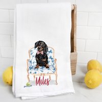 Schwarzer Dackel Mehlsack Handtuch, Hundemama, Hundepapa, Personalisierter Name, Haustiername Geschenk, Aquarell Tierportrait von Preppypineapplehome