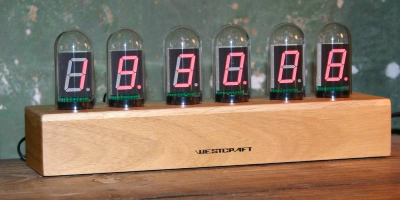 Present Time Tischuhr Analog Digitale Silo Cathode Tischuhr aus Natur Holz - Tisch-Uhr Holzgehäuse 28cm mit Kathoden - Analog meets Digital, tolle Symbiose von Present Time