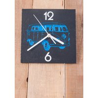 Retro Schieferuhr Mit Blauem Wohnmobil Und Weißen Sandgestrahlten Zahlen von PresentsMadePersonal