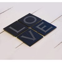 Set Love Untersetzer - 4 in Geschenkbox Set Love Untersetzer - 4 in Geschenkbox von PresentsMadePersonal