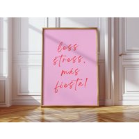 Less Stress Más Fiesta Poster - Pinkes Party-Zitat Wanddeko Mit Spruch Lustiger Kunstdruck Für Wohnzimmer, Küche Oder Büro von PressiPrints