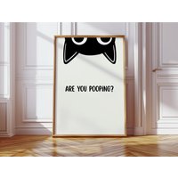 Lustiges Katzen-Poster „Are You Pooping?" | Humorvolle Badezimmerdeko Schwarz-Weiß Line Art Geschenkidee Fürs Wc & Gäste-Wc Lustiges Katzen-Poster „Are You Pooping?" | Humorvolle Badezimmerdeko Schwarz-Weiß Line Art Geschenkidee Fürs Wc & Gäste-Wc von PressiPrints