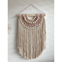 Makramee-Halbkreis-Wandbehang in Naturweiß - Puderrosa Rosa von PrettyCottonThings