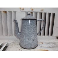 Gesprenkelte Emaillierte Kaffeekanne Im Landhausstil - Alter Rustikaler Emaillierter Kaffee- Und Teekessel, Gesprenkeltes Graublau, 1940Er Jahre von PrettyFrenchAttic