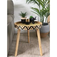 Handgemachter Boho Rattan Cane Beistelltisch/Couchtisch Nachttisch Naturholz Scadi Style Handbemaltes Schwarzes Muster Schrullig von PrettyHomePigeon