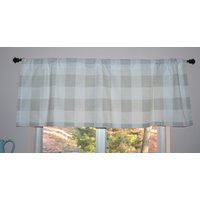Grauer Karierter Küchenvolant. Buffalo Plaid Premium Prints Französisch Grau. Große Karostufen von PrettyLittleValances