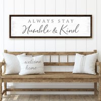Bleib Immer Demütig Und Freundlich Zeichen von PrettyPerfectStudio