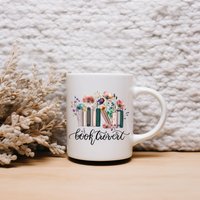 Tasse Geschenk Personalisierte Mit Namen Zum Geburtstag Bücherwurm Leseratte Bücher Blumen Reading Booktrovert Just One More Chapter von PrettyPrintyLilli