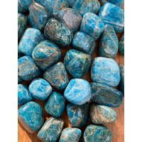 Blauer Apatit Kristall Trommelstein Aaa+ Creativity/Meditation von Prettyearthcrystals