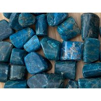 Blauer Apatit Kristall Trommelstein Aaa+ Kreativität/Meditation von Prettyearthcrystals