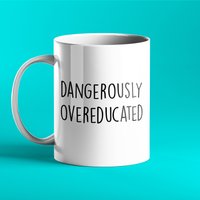 Gefährlich Übergebildet - Lustige, Personalisierte Geschenk-Tasse Gefährlich Übergebildet - Lustige, Personalisierte Geschenk-Tasse von Pricklycards