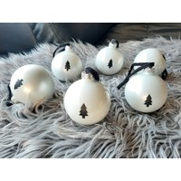 Christbaumkugeln, 6 Weiße Glaskugeln, Kugeln Weiß, 10 cm Christbaumkugeln, Tannenbaumschmuck, Schwarze Tanne Christbaumkugeln, 6 Weiße Glaskugeln, Kugeln Weiß, 10 cm Christbaumkugeln, Tannenbaumschmuck, Schwarze Tanne von Primaliese