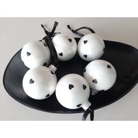 Christbaumkugeln Weiß Schwarz , Kugeln Weiß, 10 cm Christbaumkugeln, Tannenbaumschmuck, Mit Herz, Schwarz-Weiße Christbaumkugeln Weiß Schwarz , Kugeln Weiß, 10 cm Christbaumkugeln, Tannenbaumschmuck, Mit Herz, Schwarz-Weiße von Primaliese