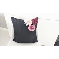 Schwarze Kissenhülle, Kissenhülle 45x45 cm, Rosa Blüten, Sofakissen Schwarz, Mit Blumen, Ansteckblüten Beerentöne Schwarze Kissenhülle, Kissenhülle 45x45 cm, Rosa Blüten, Sofakissen Schwarz, Mit Blumen, Ansteckblüten Beerentöne von Primaliese