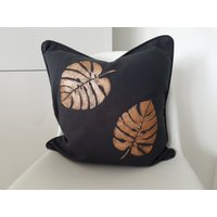 Schwarze Kissenhülle , Mit Kupferfarbenen Blättern 50x50 cm, Kissenbezug Schwarz Schwarze Kissenhülle , Mit Kupferfarbenen Blättern 50x50 cm, Kissenbezug Schwarz von Primaliese
