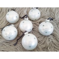 Weiße Christbaumkugeln, Kugeln Mit Punkten, Große Kugeln, 10 cm Kugeln Weiß, Christbaumkugeln Tannenbaumschmuck Weiße Christbaumkugeln, Kugeln Mit Punkten, Große Kugeln, 10 cm Kugeln Weiß, Christbaumkugeln Tannenbaumschmuck von Primaliese