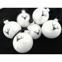 Weiße Christbaumkugeln, Kugeln Weiß, 10 cm Tannenbaumschmuck, Mit Hirschkopf, Schwarz-Weiße Kugeln Weiße Christbaumkugeln, Kugeln Weiß, 10 cm Tannenbaumschmuck, Mit Hirschkopf, Schwarz-Weiße Kugeln von Primaliese