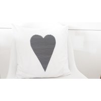Weiße Kissenhülle, Kissenhülle Mit Herz, Kissenbezug 50x50 cm, Schwarz Weiße Stoff Gestreift, Herzchen Kissen Weiße Kissenhülle, Kissenhülle Mit Herz, Kissenbezug 50x50 cm, Schwarz Weiße Stoff Gestreift, Herzchen Kissen von Primaliese