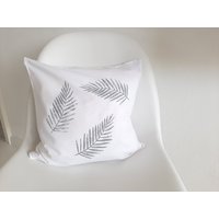 Weiße Kissenhülle , 40x40cm, Palmblätter, Grau Weiße Kissenhülle, Bezug Mit Palmblättern Weiße Kissenhülle , 40x40cm, Palmblätter, Grau Weiße Kissenhülle, Bezug Mit Palmblättern von Primaliese