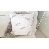Weiße Kissenhülle , Weißer Kissenbezug, Graue Federn Kissen 50x50 cm Weiße Kissenhülle , Weißer Kissenbezug, Graue Federn Kissen 50x50 cm von Primaliese