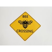 Bee Crossing Schild, Biene, Insekt, Warnschild, Zeichen, Imker, Bienenzüchter, Hinweisschild, Geschenke Für Imkern von PrimatePrinter