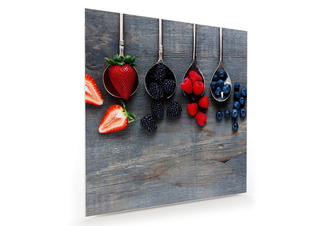 Primedeco Glasbild Wandbild Quadratisch Beeren auf Metall Löffel mit Aufhängung, Früchte von Primedeco