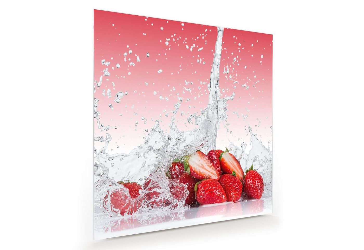 Primedeco Glasbild Wandbild Quadratisch Erdbeere auf Milch mit Aufhängung, Früchte von Primedeco
