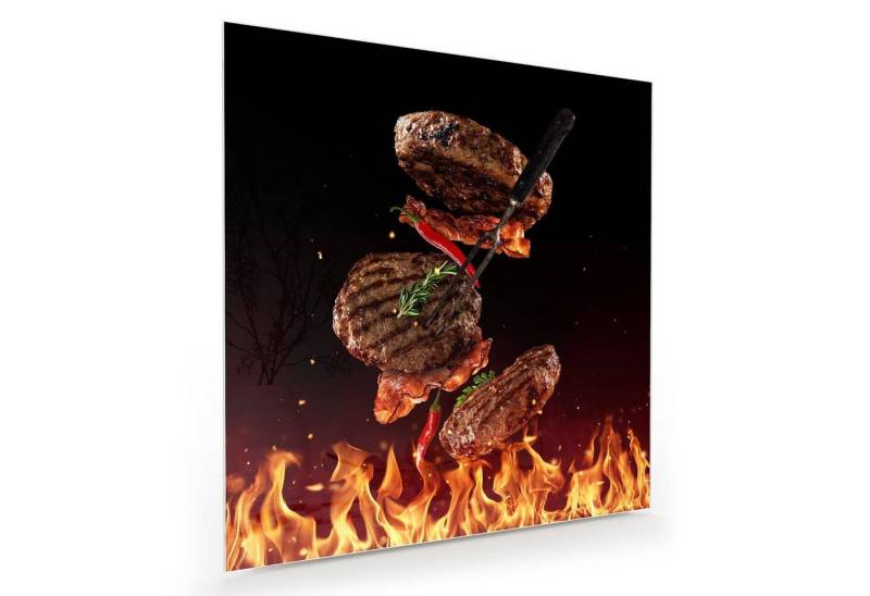 Primedeco Glasbild Wandbild Quadratisch Heisser Grill mit Burger mit Aufhängung, Speisen von Primedeco