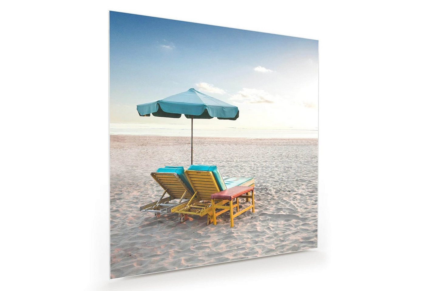 Primedeco Glasbild Wandbild Quadratisch Liegestühle und Sonnenschirm mit Aufhängung, Natur von Primedeco