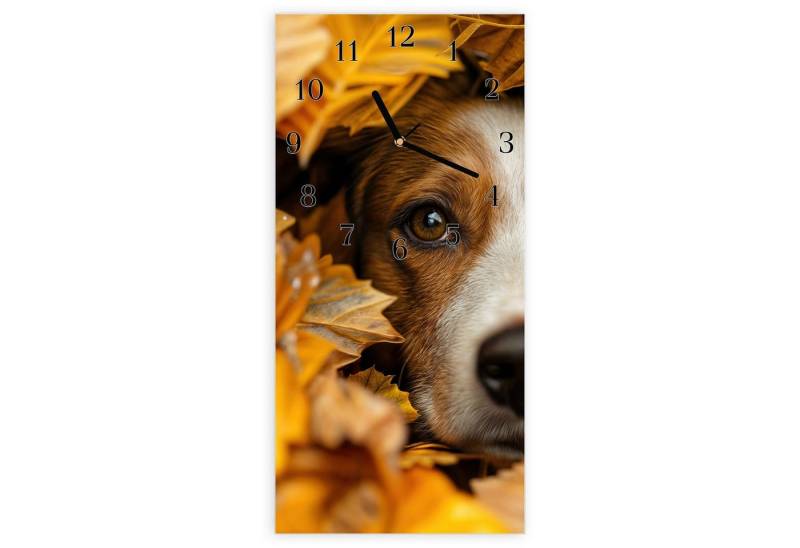 Primedeco Wanduhr Glasuhr Wandkunst Größe 30 x 60 cm mit Motiv Hund im Herbstlaub von Primedeco