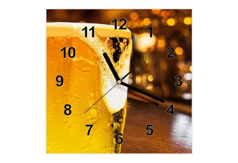 Primedeco Wanduhr Glasuhr Wanduhr Wandkunst Größe 30 x 30 cm mit Motiv Bierglas auf Bartheke von Primedeco