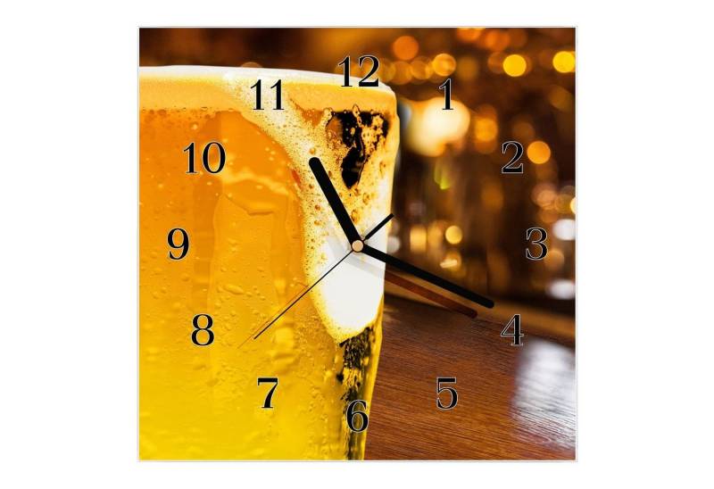 Primedeco Wanduhr Glasuhr Wanduhr Wandkunst Größe 30 x 30 cm mit Motiv Bierglas auf Bartheke von Primedeco