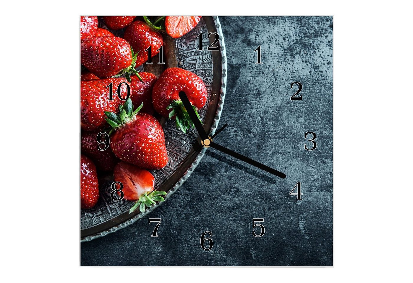 Primedeco Wanduhr Glasuhr Wanduhr Wandkunst Größe 30 x 30 cm mit Motiv Erdbeeren auf Teller von Primedeco