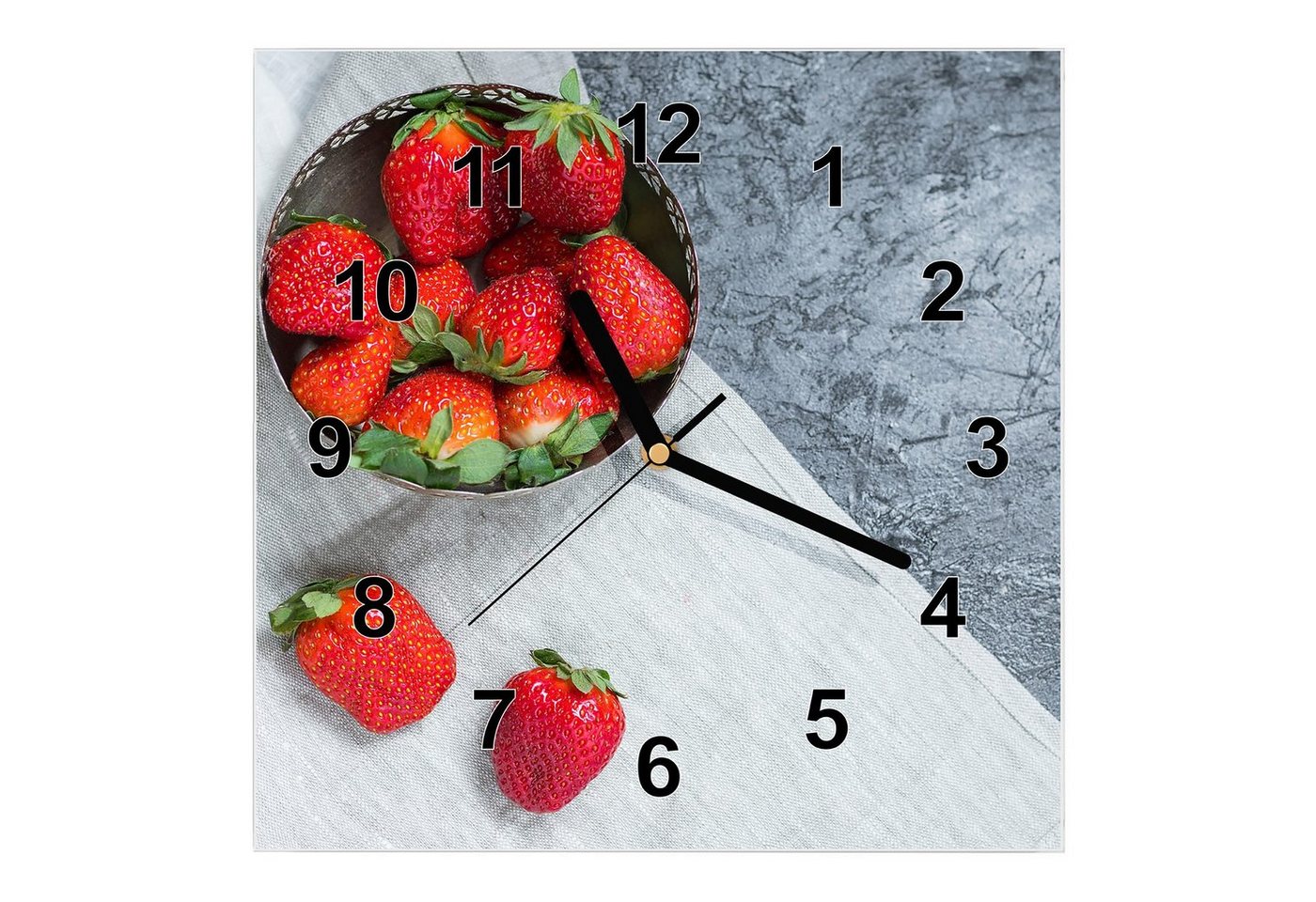 Primedeco Wanduhr Glasuhr Wanduhr Wandkunst Größe 30 x 30 cm mit Motiv Erdbeeren im Topf von Primedeco