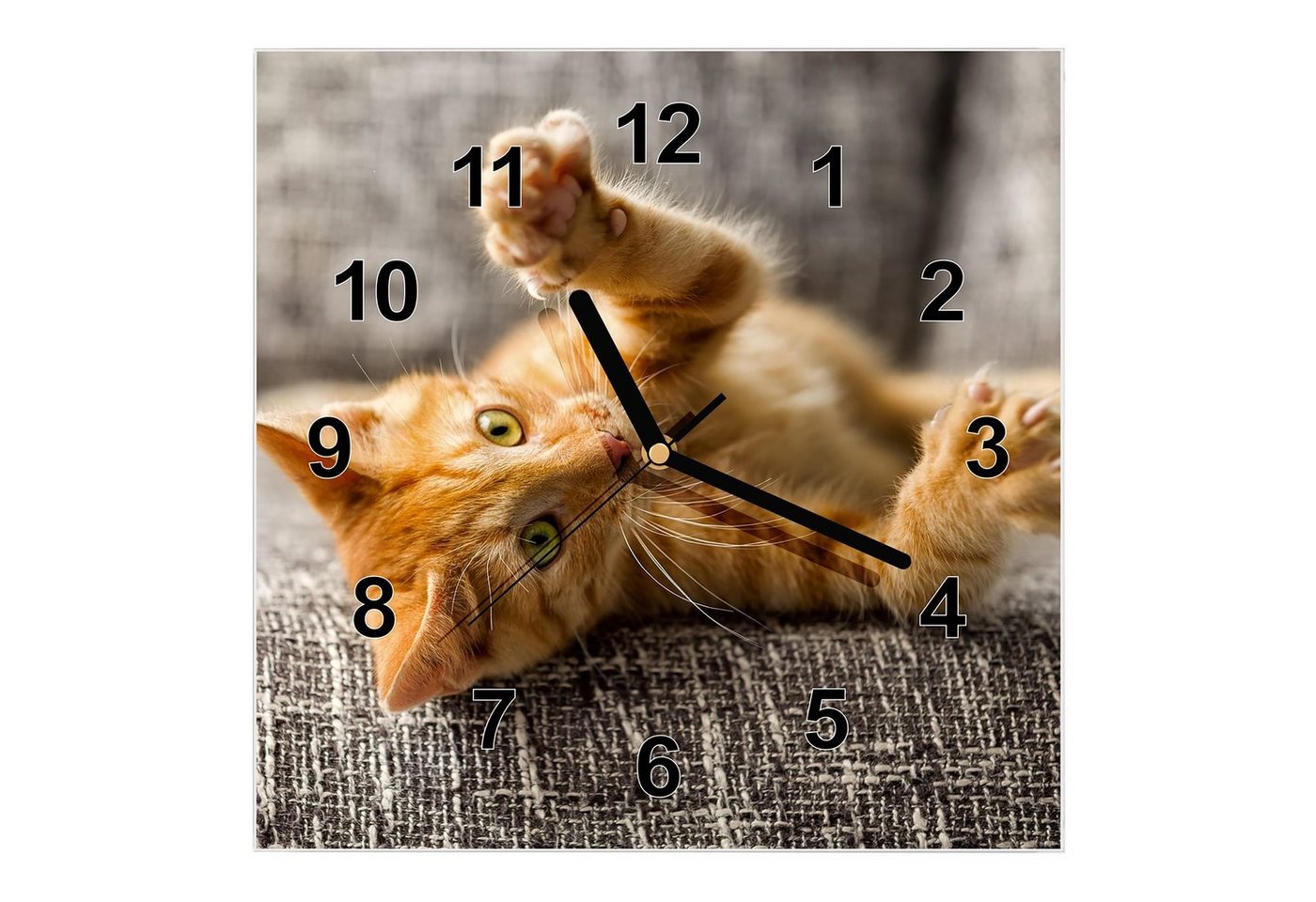 Primedeco Wanduhr Glasuhr Wanduhr Wandkunst Größe 30 x 30 cm mit Motiv Katze spielt auf Bett von Primedeco