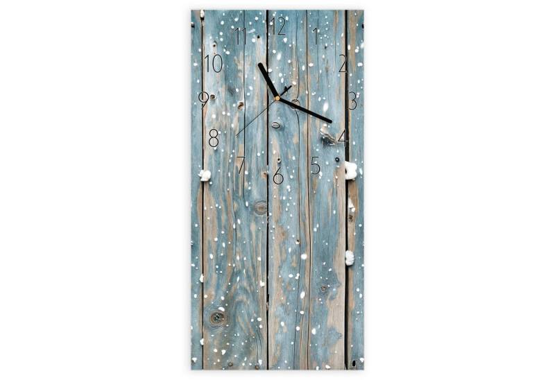 Primedeco Wanduhr Glasuhr Wandkunst Größe 30 x 60 cm mit Motiv Holz mit Schnee von Primedeco