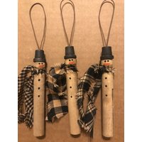 Primitive Weihnachten Schneemann Rusty Wire Holz Gebeizte Wäscheklammer Ornament Handgemachtes Set/3 Primitive Weihnachten Schneemann Rusty Wire Holz Gebeizte Wäscheklammer Ornament Handgemachtes Set/3 von PrimitivePics