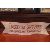 Primitiver Wired Burlap Banner Freedom Isn't Free All Gave Some - Patriotic Decor von PrimitivePics