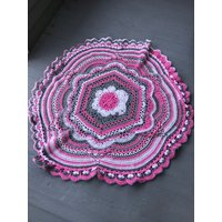 Gehäkelte Babydecke Pink, Weiß & Grau Runde Afghan - 122 cm von PrincessTigerbutton