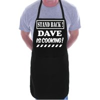 Print4U Personalisierte Bedruckte Unisex Schürze Stand Back Dave Is Cooking Add Your Own Name Kochen Bbq Backen Koch von Print4ustore