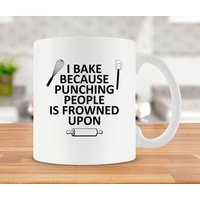 Backgeschenke Backbecher Für Bäcker Geschenkideen Sie Beste Kaffeetasse Backkaffeetasse Kuchenbecher Backliebhaber Geschenk Frauen Keramikbecher von PrintFanaticShop