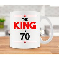 Lustige Geburtstagsgeschenkideen Für Ihn 70. Geburtstagsbecher Geburtstagsgeschenk Geburtstagskaffeetasse 70 Jahre Alte Keramiktasse - Bg247 Lustige Geburtstagsgeschenkideen Für Ihn 70. Geburtstagsbecher Geburtstagsgeschenk Geburtstagskaffeetasse 70 Jahre Alte Keramiktasse - Bg247 von PrintFanaticShop