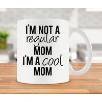 Mama Tasse Geschenk Für Geschenkideen Einzigartige Tassen Beste Kaffeetasse Muttertagsgeschenk Mutter Ich Bin Eine Coole - Sa776 Mama Tasse Geschenk Für Geschenkideen Einzigartige Tassen Beste Kaffeetasse Muttertagsgeschenk Mutter Ich Bin Eine Coole - Sa776 von PrintFanaticShop