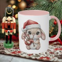 Kinder Weihnachttasse Mit Musizierendem Weihnachtshasen Dudelsack| Zweifarbig 325Ml 11 Oz | Perfektes Geschenk Kinder Weihnachttasse Mit Musizierendem Weihnachtshasen Dudelsack| Zweifarbig 325Ml 11 Oz | Perfektes Geschenk von PrintPODStudio