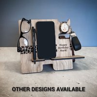 Personalisierte Docking Station, Gravierter Handyständer, Beliebiger Name Und Botschaft, Geschenk Für Männer, Nachttisch Organizer Aus Holz von PrintYourHeartOutUK