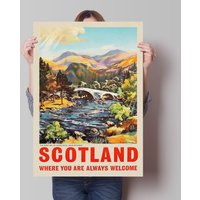 Schottland Reise Poster | Fluss Dee Invercauld Bei Braemar Vintage Wandkunst Wohndekor Scottish Gift L Art Print von Printagonist
