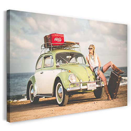 Printed Paintings Leinwand (60x40cm): VW Käfer mit Frau am Strand von Printed Paintings