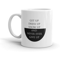 Aufstehen-Dress Up Show Bis Und Nie Aufgeben-Becher - Büro Kaffeebecher Worte Von Becher Inspirierend Zitat Auf Zu Leben von PrintedHearts